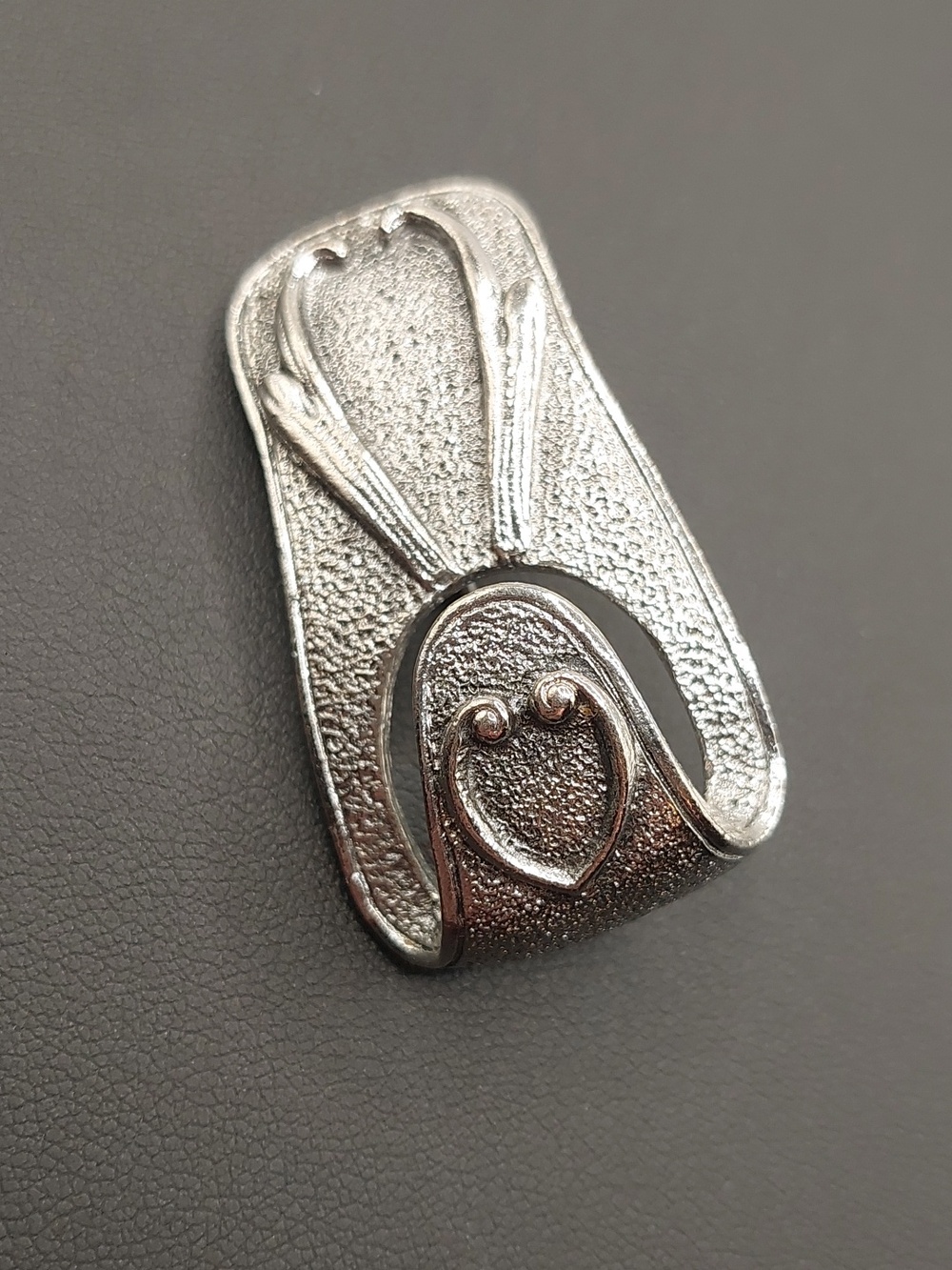 Sarah Coventry Vintage 1973 Hammered Silvertone Glasses Holder Heart Brooch Pin